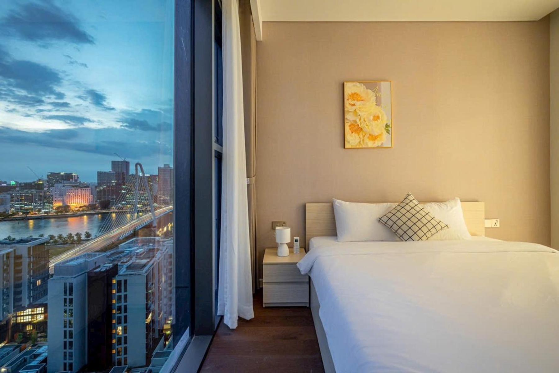 Apartment Metropole Hall River & Views Right In Heart Of The