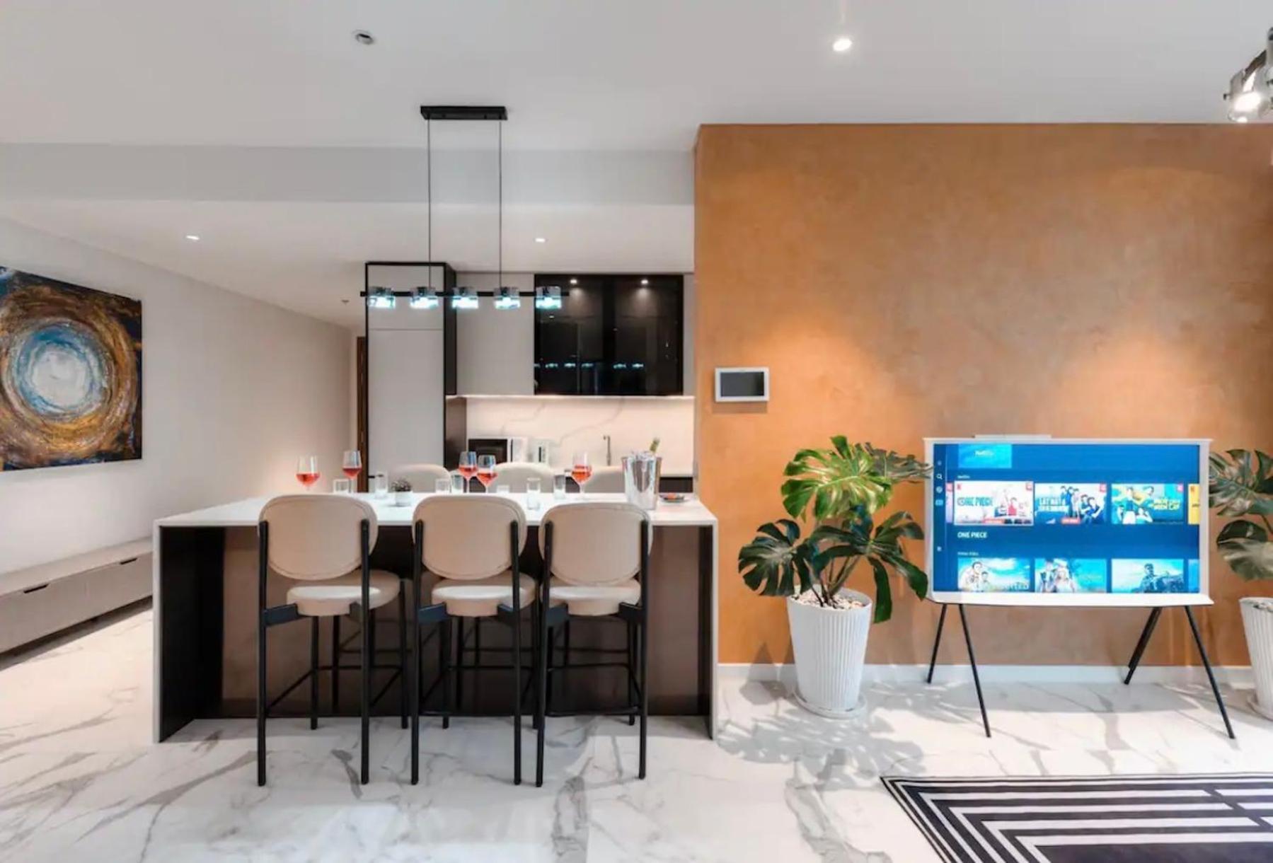 Metropole Hall River & Views Right In Heart Of The Apartment *