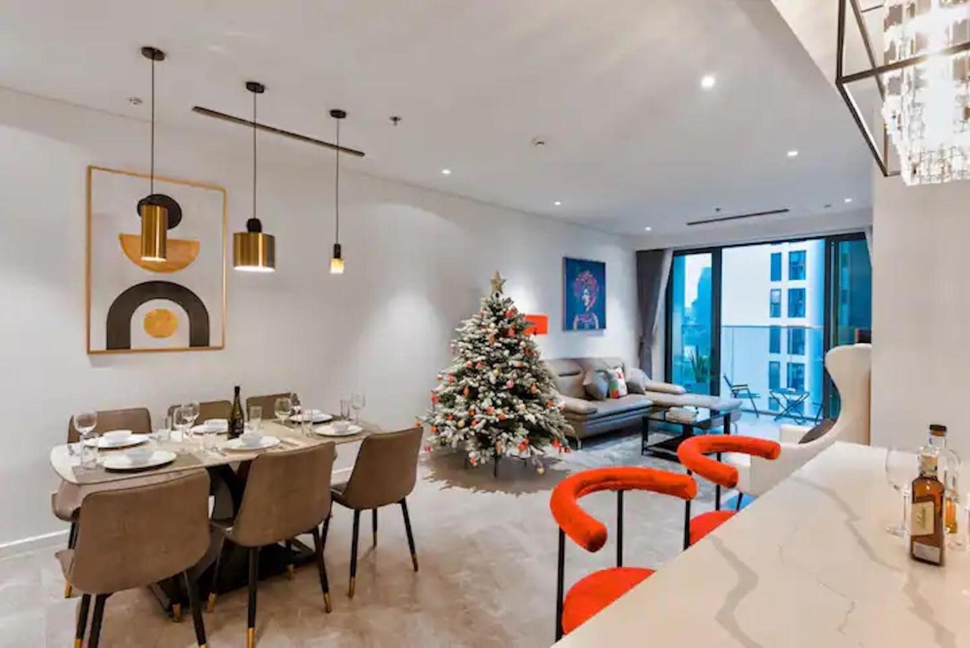 Metropole Hall River & Views Right In Heart Of The