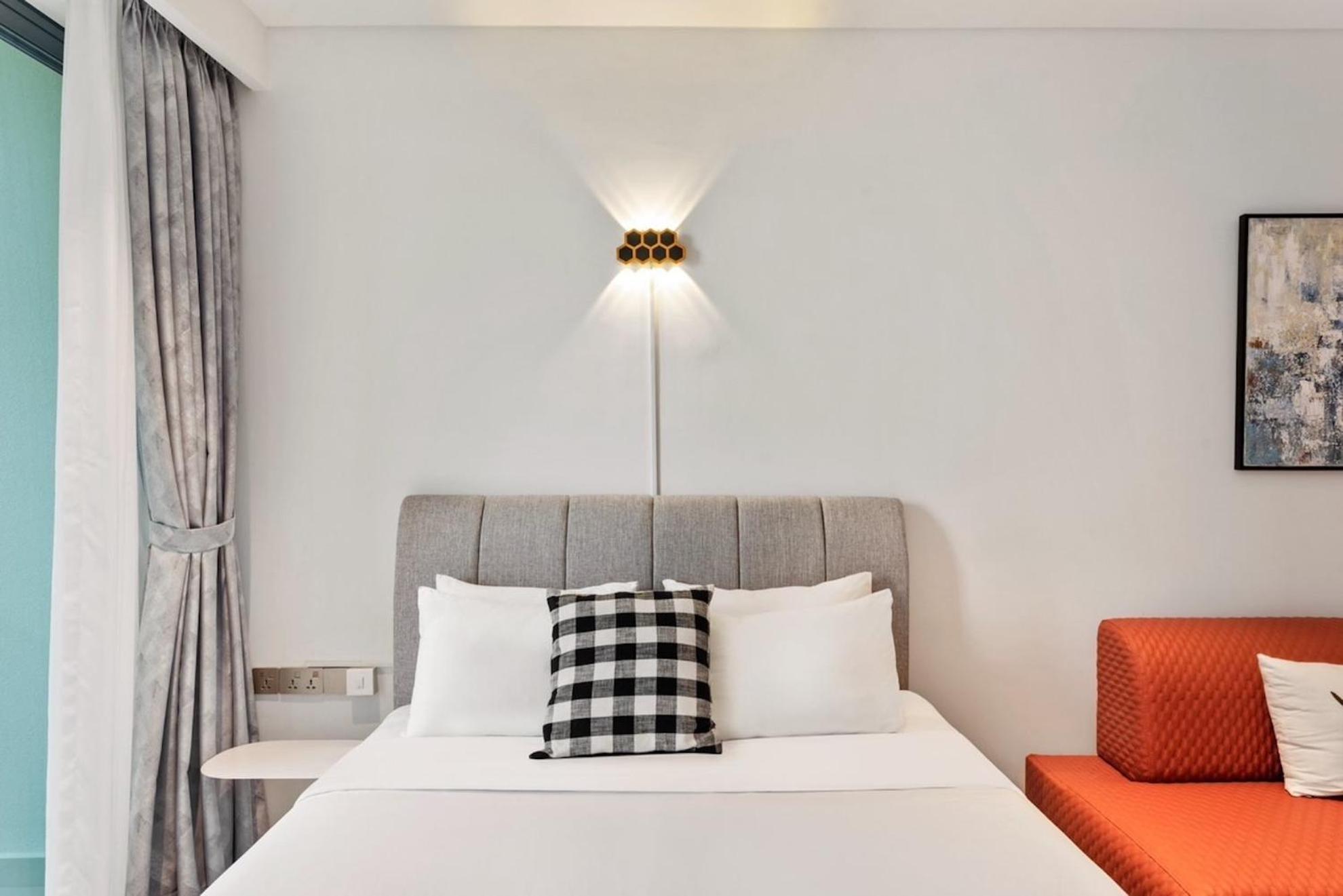 Metropole Hall River & Views Right In Heart Of The